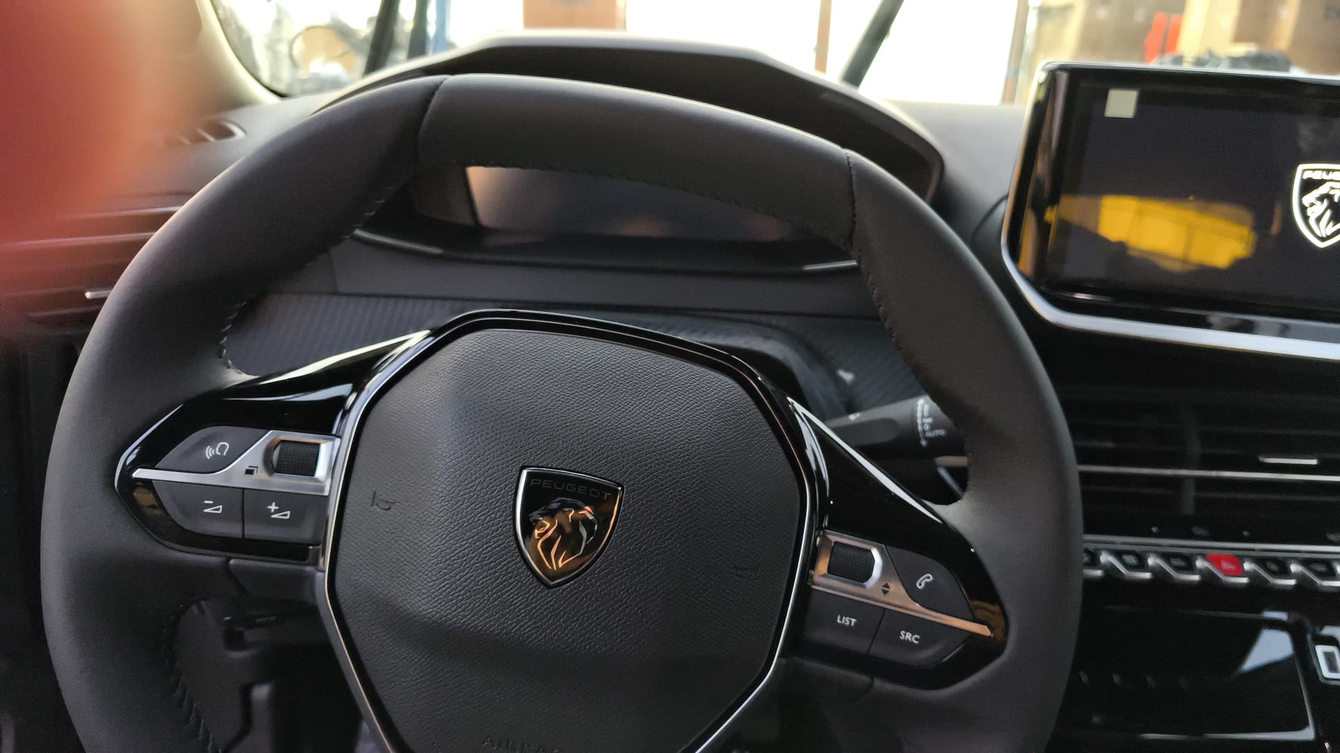 Peugeot 2008 1.2 PureTech 100 S&S Allure KM0 2025