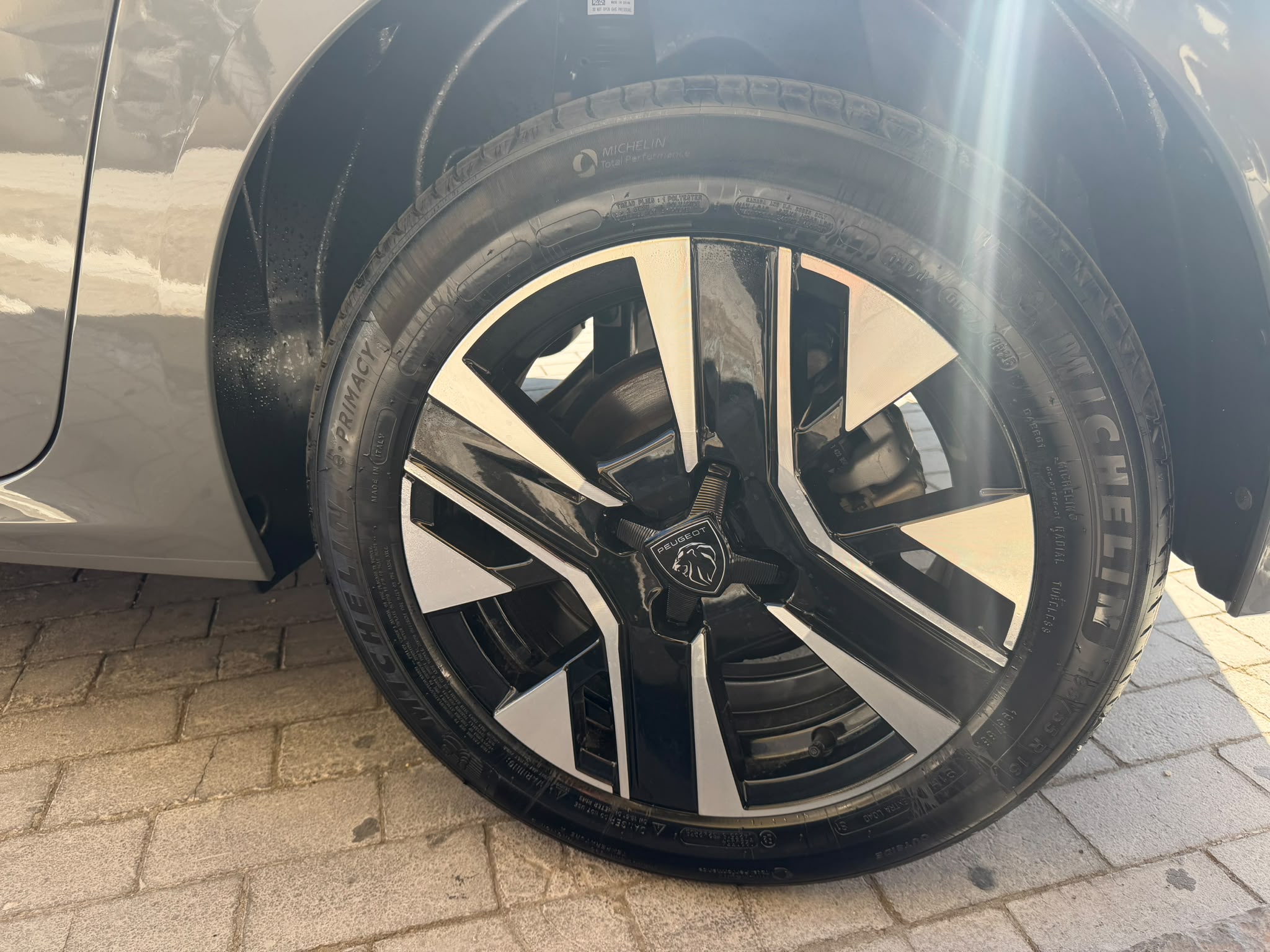 Peugeot 208 1.2 Hybrid 110cv AUTOMATICA ALLURE 2025 KM0